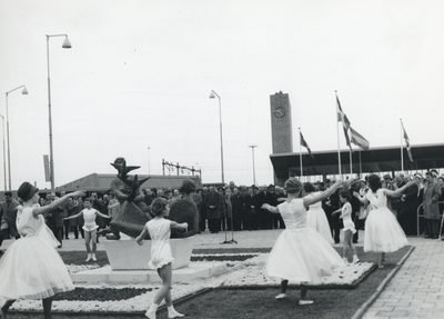 171112 Afbeelding van de opvoering van een ballet rond de beeldengroep op het voorplein tijdens de opening van het ...